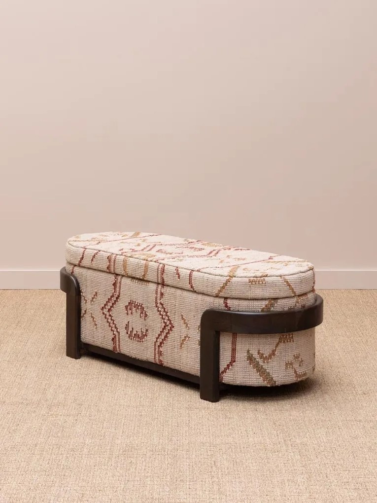 Banchetă tip cufăr din kilim de lână natur și bordo și lemn de acacia maro închis, cu spațiu de depozitare, finisaj mat, 47,5 x 132 cm, „Sienna”