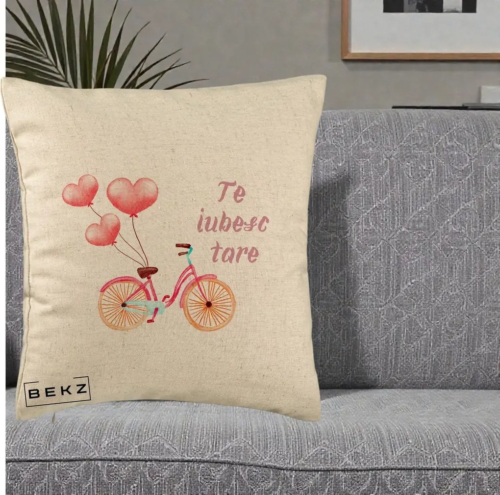 Perna Decorativa Te Iubesc Tare cu Bicicleta Roz si Baloane Inima, 40x40 cm, Bej, Husa Detasabila, Perna Inclusa, BEKZ®