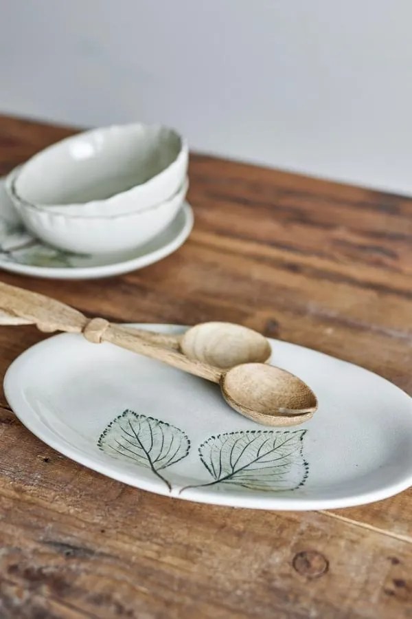 Platou de servire din ceramică artizanală natur cu finisaj antichizat și motive botanice cu frunze, 30×19×2 cm, "Aubrin