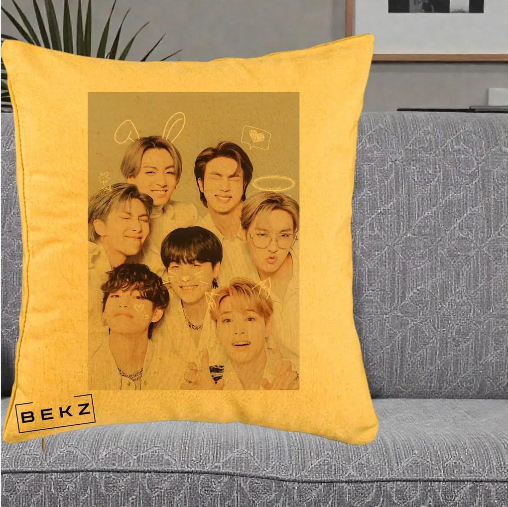 Perna Personalizata K-pop BTS Foto Grup Cute cu Animatii si 7 Membrii, 40x40 cm, Galben, Husa Detasabila, Perna Inclusa, BEKZ®