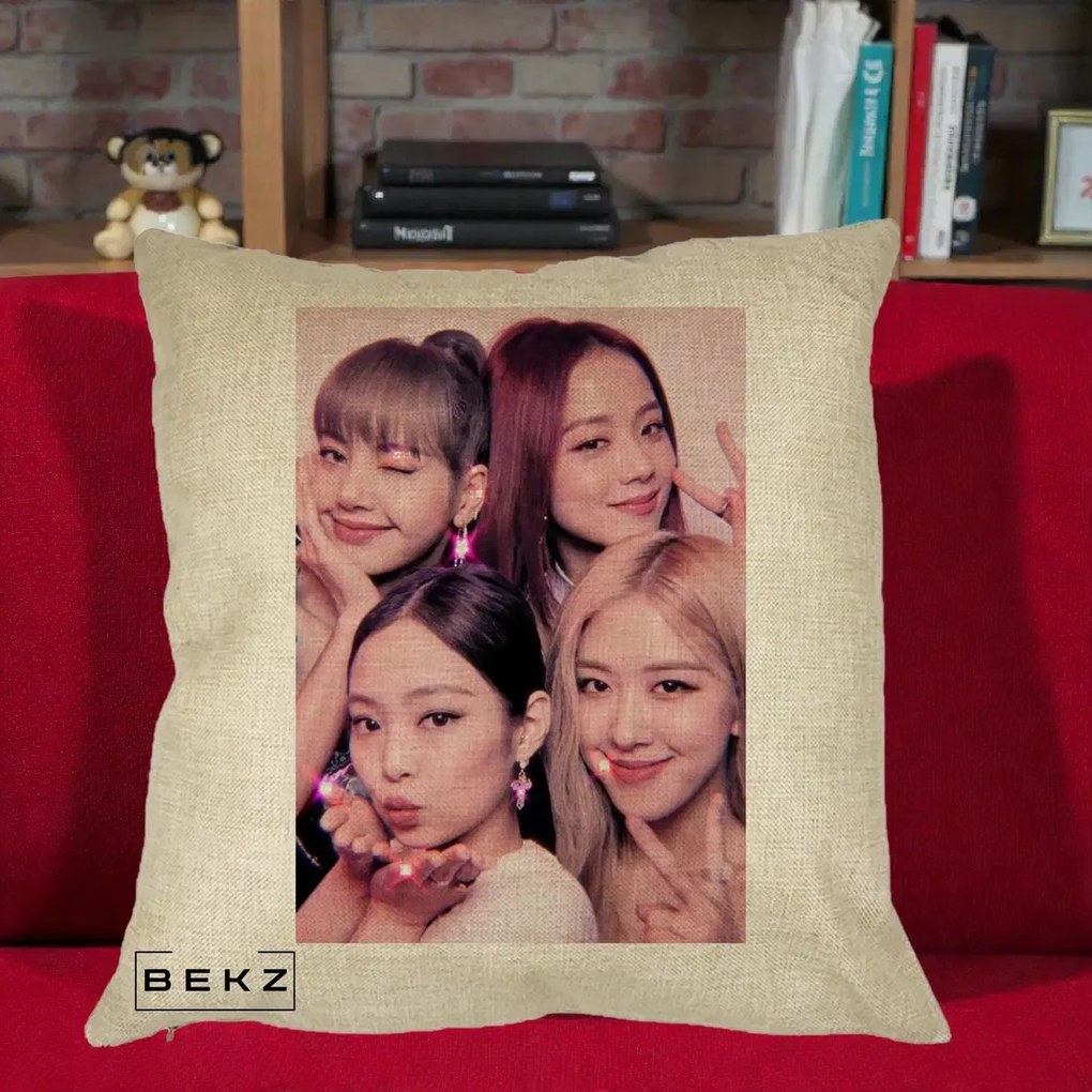 Perna Personalizata K-pop BLACKPINK Foto Grup Selfie Roz cu Glitter, 40x40 cm, Crem, Husa Detasabila, Perna Inclusa, BEKZ®