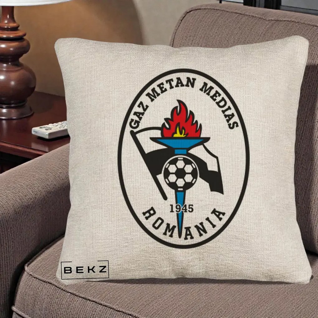 Perna Personalizata Gaz Metan Medias 1945 Fotbal, 40x40 cm, Bej Canapea, Husa Detasabila, Perna Inclusa, BEKZ®