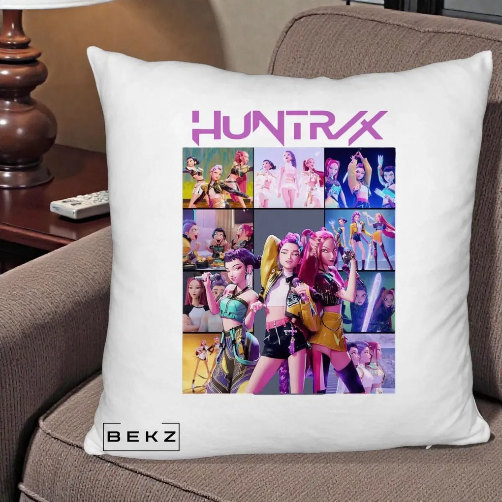 Perna Personalizata K-pop HUNTRX Colaj Animat Foto Grup, 40x40 cm, Alb Pufos, Husa Detasabila, Perna Inclusa, BEKZ®