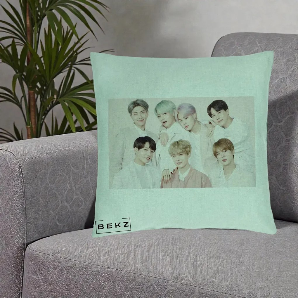 Perna Personalizata K-pop BTS Foto Grup Landscape Pastel, 40x40 cm, Verde Menta, Husa Detasabila, Perna Inclusa, BEKZ®
