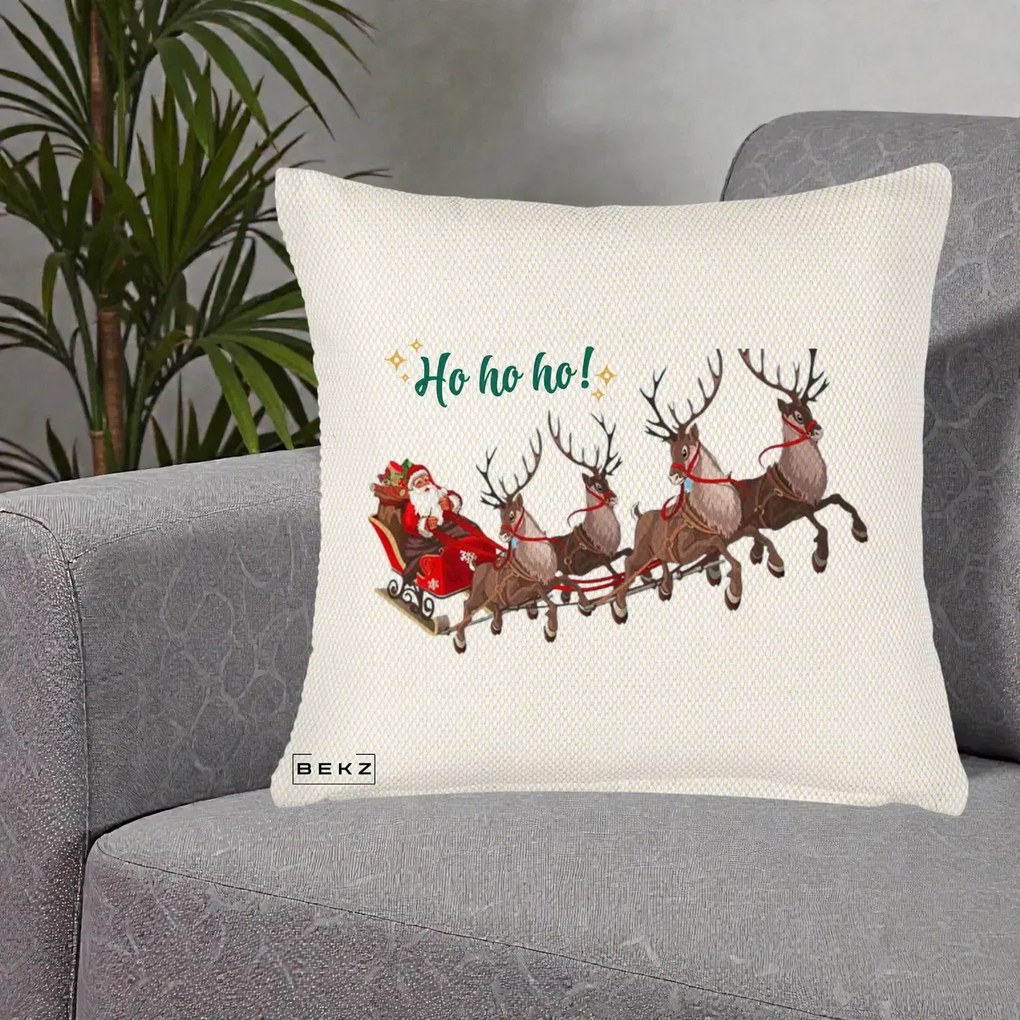 Perna Decorativa Ho Ho Ho Mos Craciun cu Sanie si Reni, 40x40 cm, Crem Reliefat, Husa Detasabila, Perna Inclusa, BEKZ®