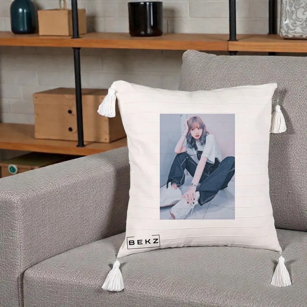 Perna Personalizata K-pop BLACKPINK Lisa, 40x40 cm, Bej cu Franjuri, Husa Detasabila, Perna Inclusa, BEKZ®