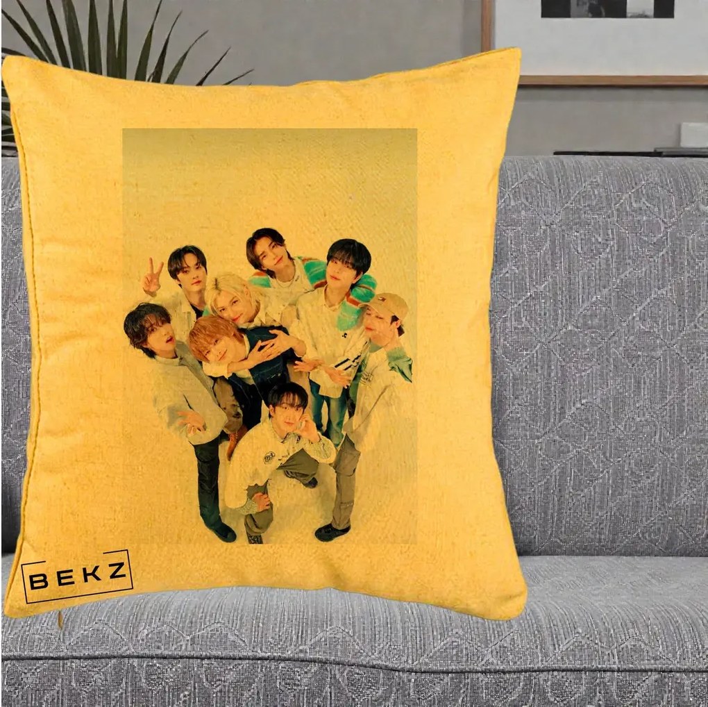 Perna Personalizata K-pop Stray Kids Foto Grup Bleu, 40x40 cm, Galben, Husa Detasabila, Perna Inclusa, BEKZ®