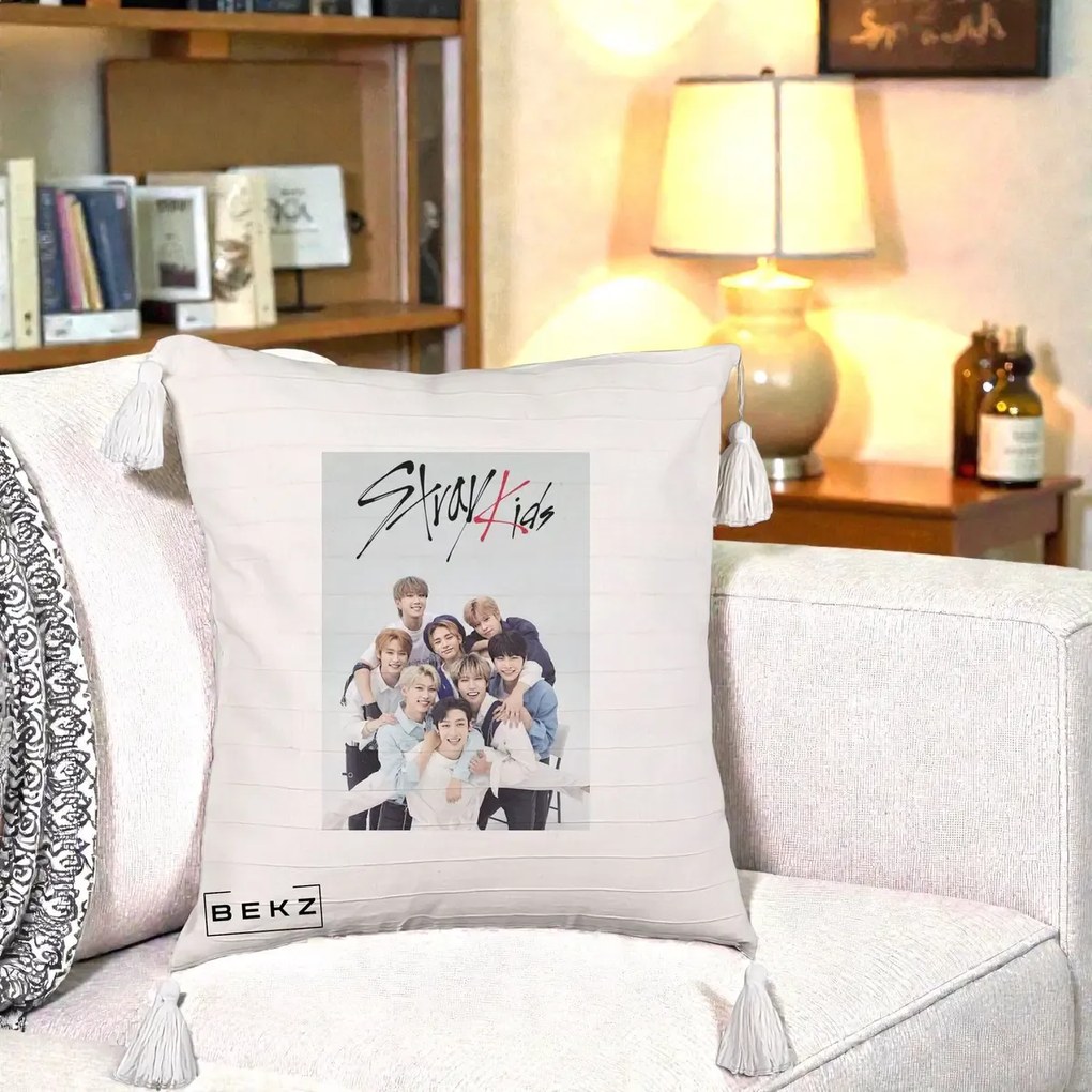 Perna Personalizata K-pop Stray Kids cu Foto Grup Alb-Albastru, 40x40 cm, Bej cu Franjuri, Husa Detasabila, Perna Inclusa, BEKZ®