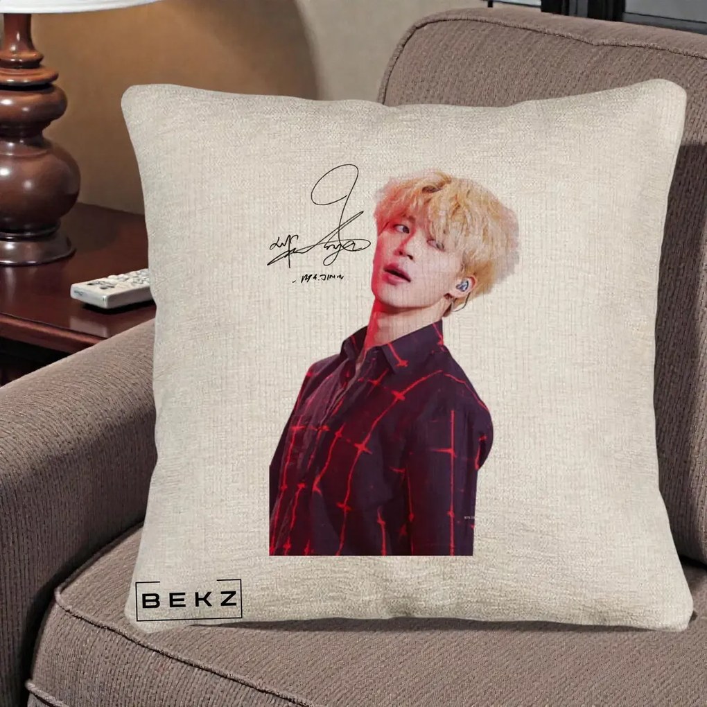 Perna Personalizata K-pop BTS Jimin Portret Artistic par Blond Autograf, 40x40 cm, Bej Canapea, Husa Detasabila, Perna Inclusa, BEKZ®