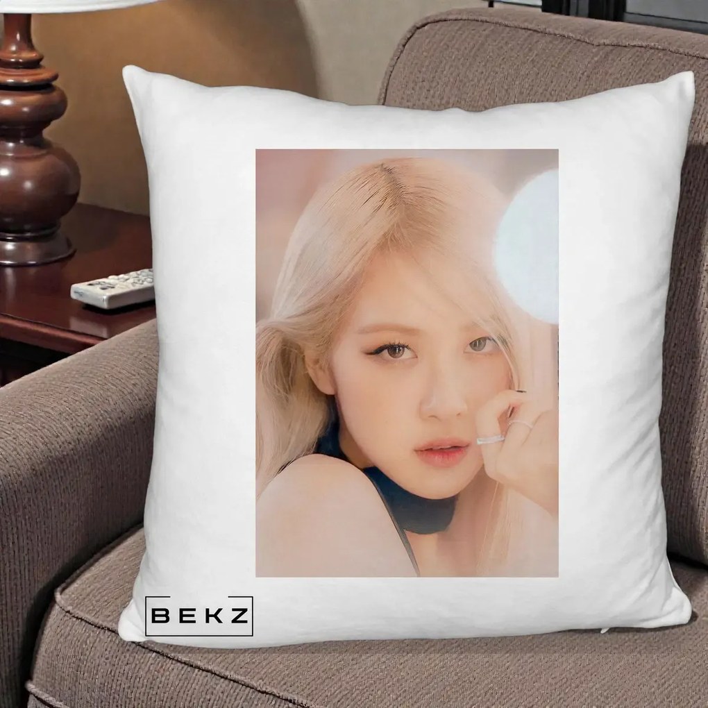 Perna Personalizata K-pop BLACKPINK Rose Blond cu Inel Roz Pastel, 40x40 cm, Alb Pufos, Husa Detasabila, Perna Inclusa, BEKZ®