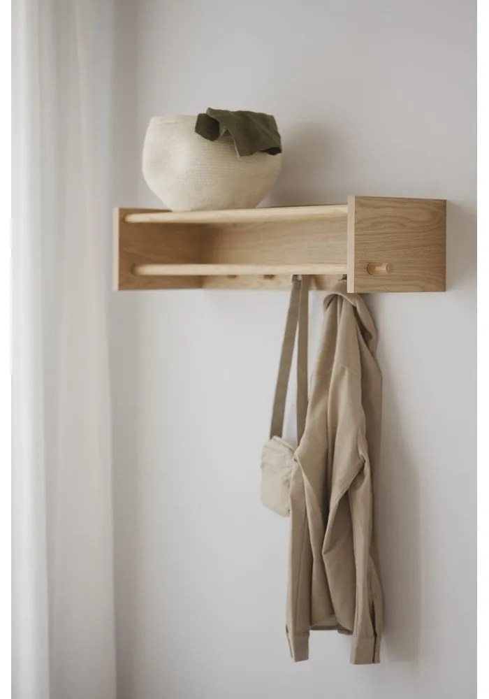 Cuier de perete în culoare naturală cu raft din lemn masiv de stejar Hillmond – Rowico