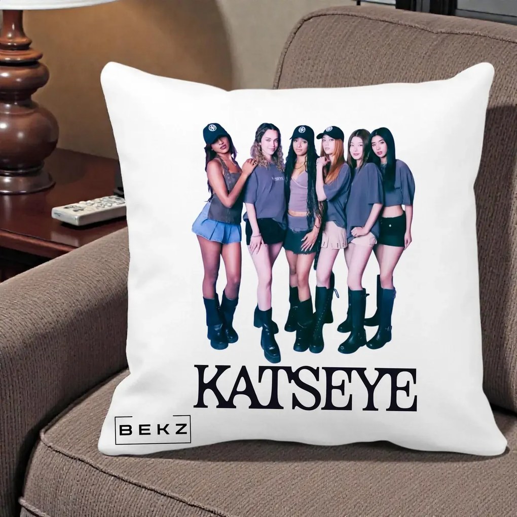 Perna Personalizata K-pop KATSEYE Grup Foto Tinute Gri, 40x40 cm, Alba Mata, Husa Detasabila, Perna Inclusa, BEKZ®