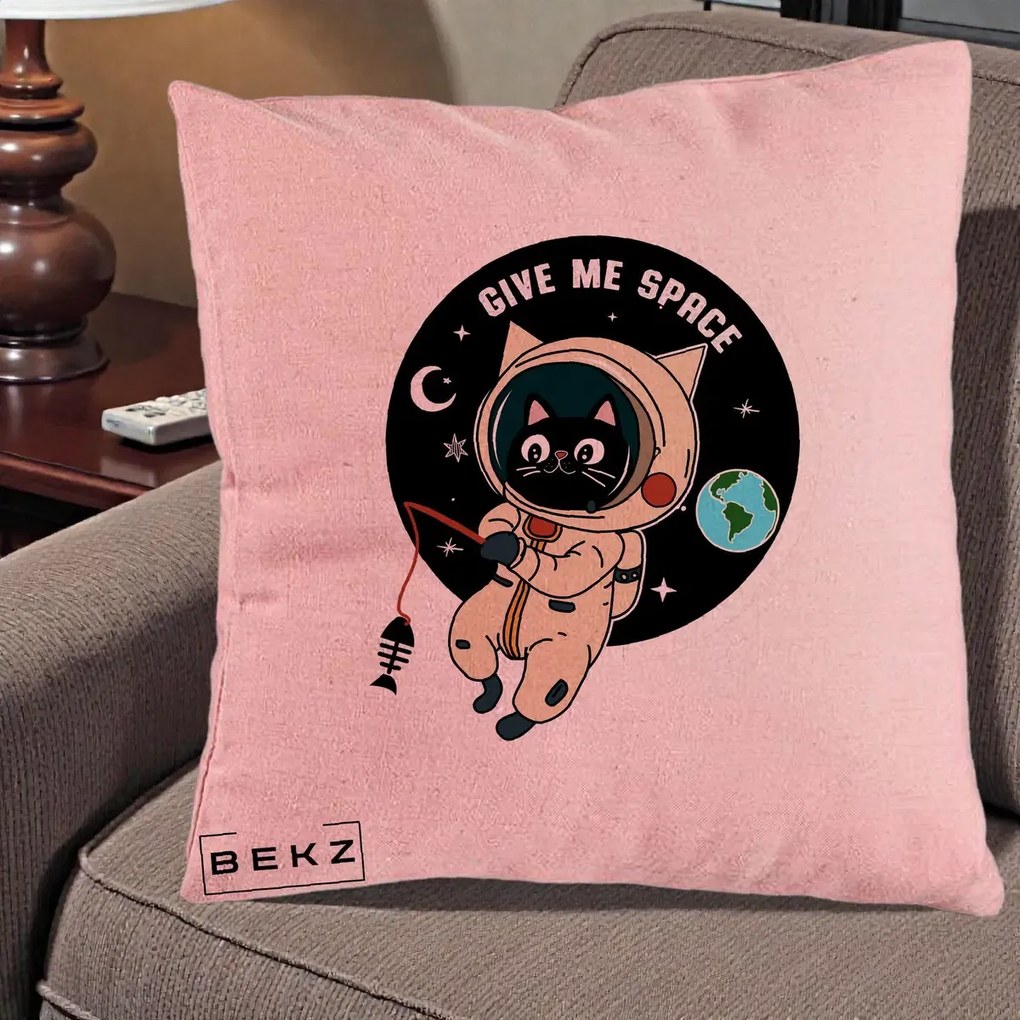 Perna Decorativa Give Me Space Pisica Astronaut, 40x40 cm, Roz, Husa Detasabila, Perna Inclusa, BEKZ®