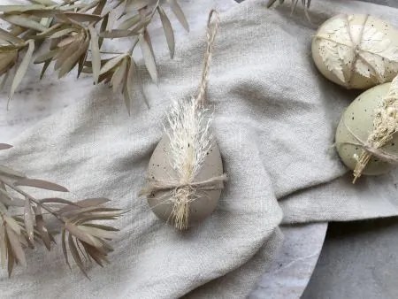 Decorațiune ou de Paște cu flori uscate si snur din iuta, culoare latte, H7 cm, Ø4,5 cm