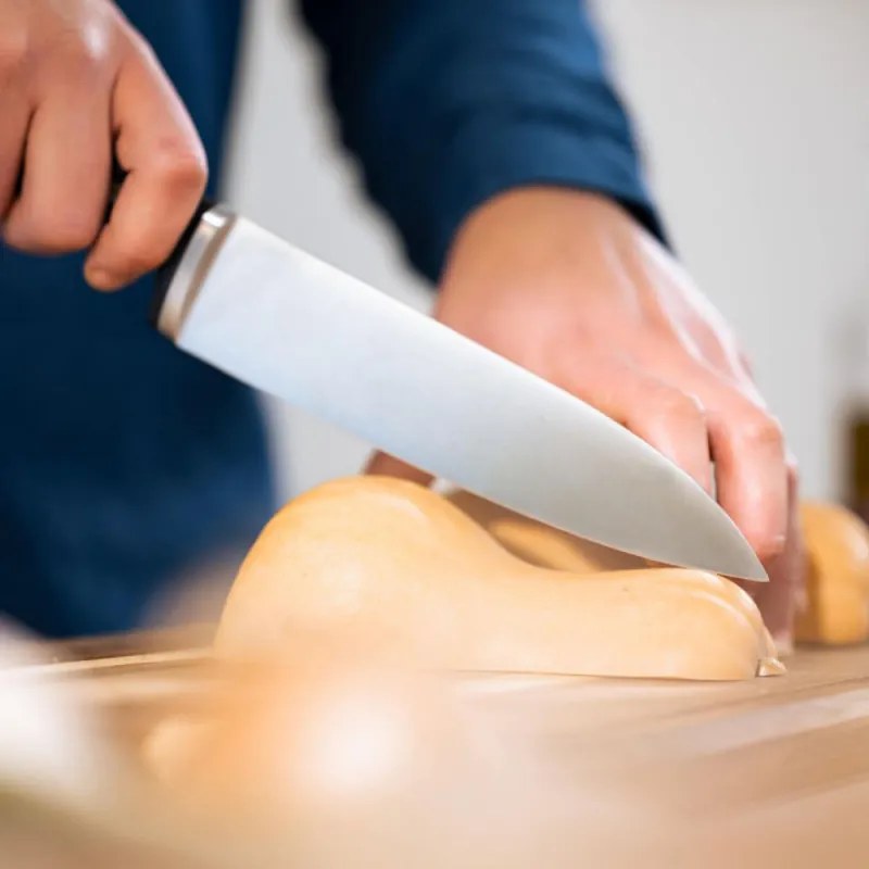 Cuțit de bucătărie Tefal K297S244, 20 cm, oțel inoxidabil, suport cu ascuțitor încorporat, protecție pentru degete, negru