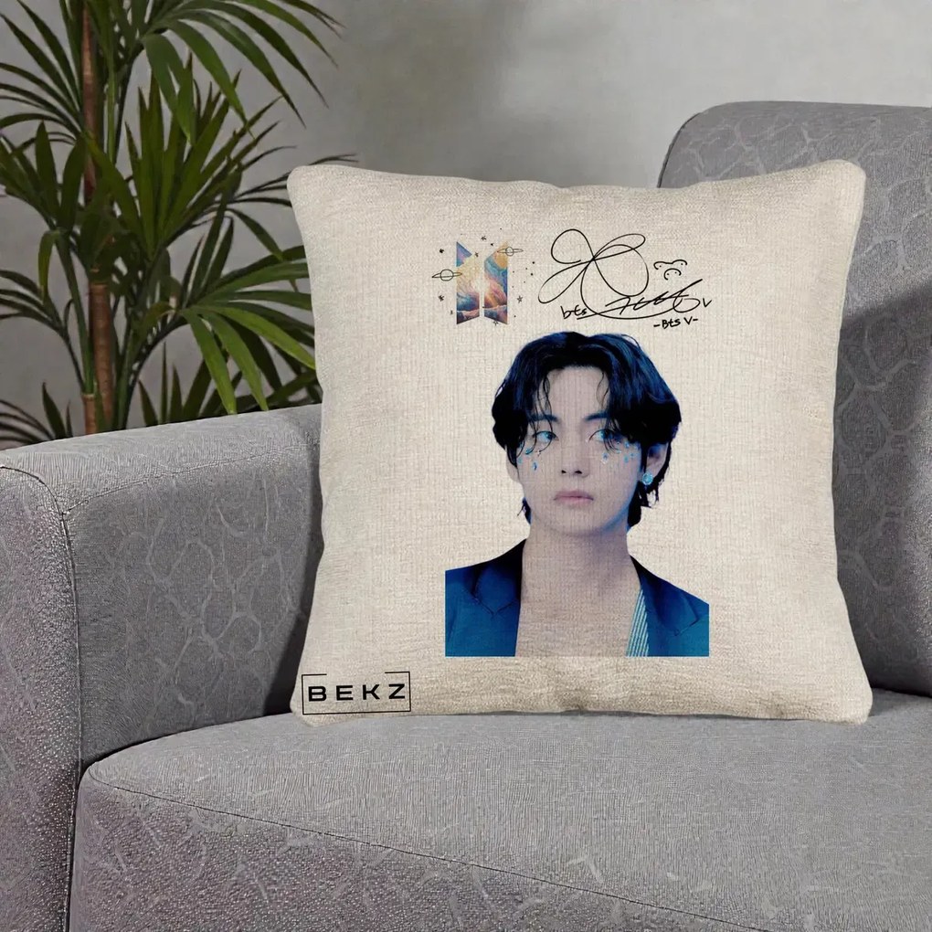 Perna Personalizata K-pop BTS V Taehyung Portret cu Autograf, 40x40 cm, Bej Canapea, Husa Detasabila, Perna Inclusa, BEKZ®