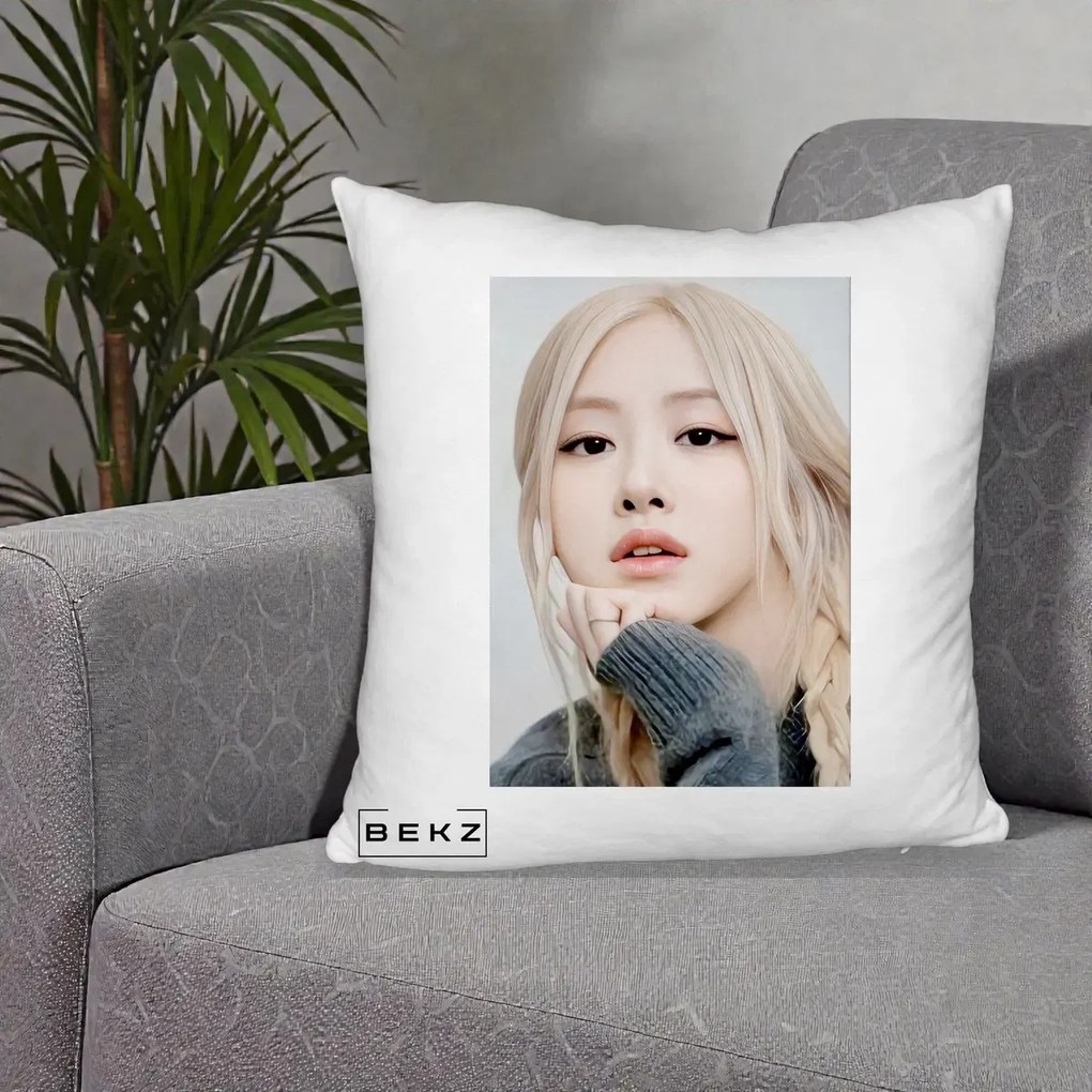 Perna Personalizata K-pop BLACKPINK Rose cu Jucarie de Plus, 40x40 cm, Alb Pufos, Husa Detasabila, Perna Inclusa, BEKZ®