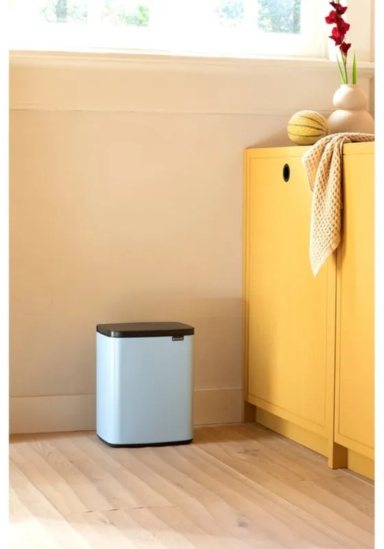 Cos de gunoi Brabantia Bo Small 1006637, 12 L, Deschidere silentioasa si lina, Baza antiderapanta, Albastru deschis