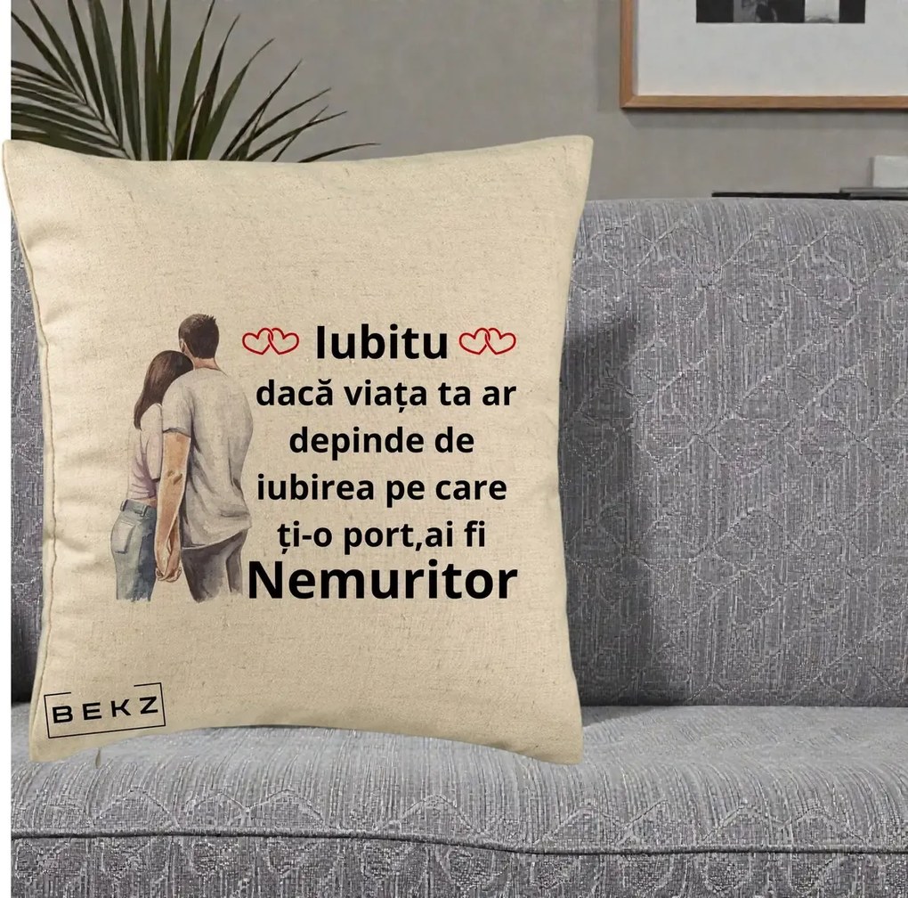 Cadou pentru Iubita - Perna Personalizata Iubitu Nemuritor cu Cuplu Acuarela si Inimi Rosii, 40x40 cm, Bej, Husa Detasabila, Perna Inclusa, BEKZ®