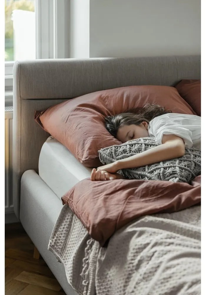 Pat matrimonial bej tapițat cu spațiu de depozitare cu somieră 180x200 cm Lotte – Meise Möbel