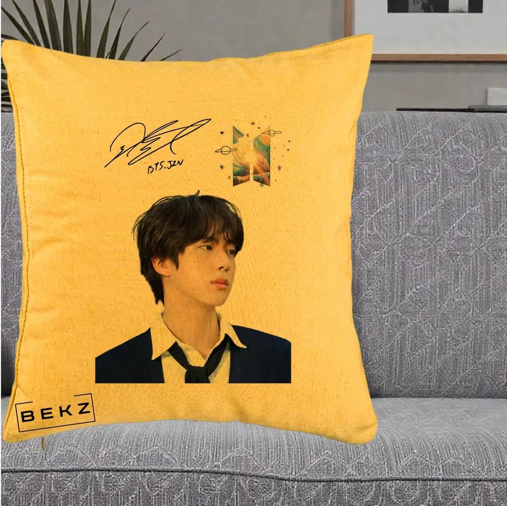Perna Personalizata K-pop BTS Jin Portret Tinuta Albastra Autograf, 40x40 cm, Galben, Husa Detasabila, Perna Inclusa, BEKZ®