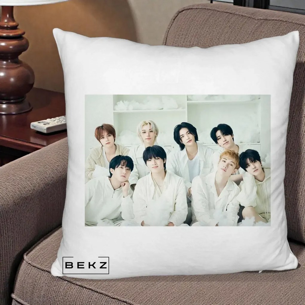 Perna Personalizata K-pop Stray Kids Foto Grup Alb All-White cu 8 Membrii, 40x40 cm, Alb Pufos, Husa Detasabila, Perna Inclusa, BEKZ®