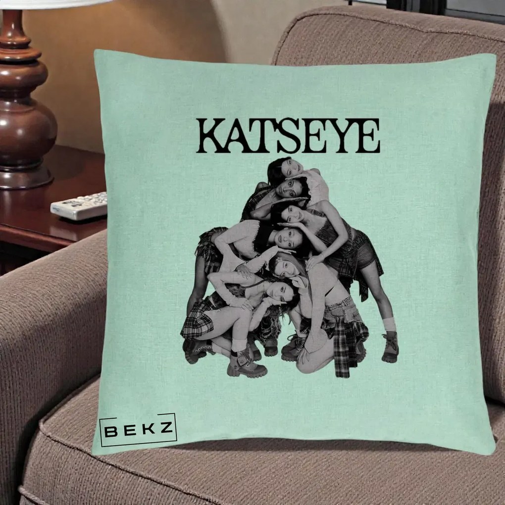 Perna personalizata K-pop KATSEYE Foto Roz Vintage, 40x40 cm cu Umplutura, Verde Menta, BEKZ