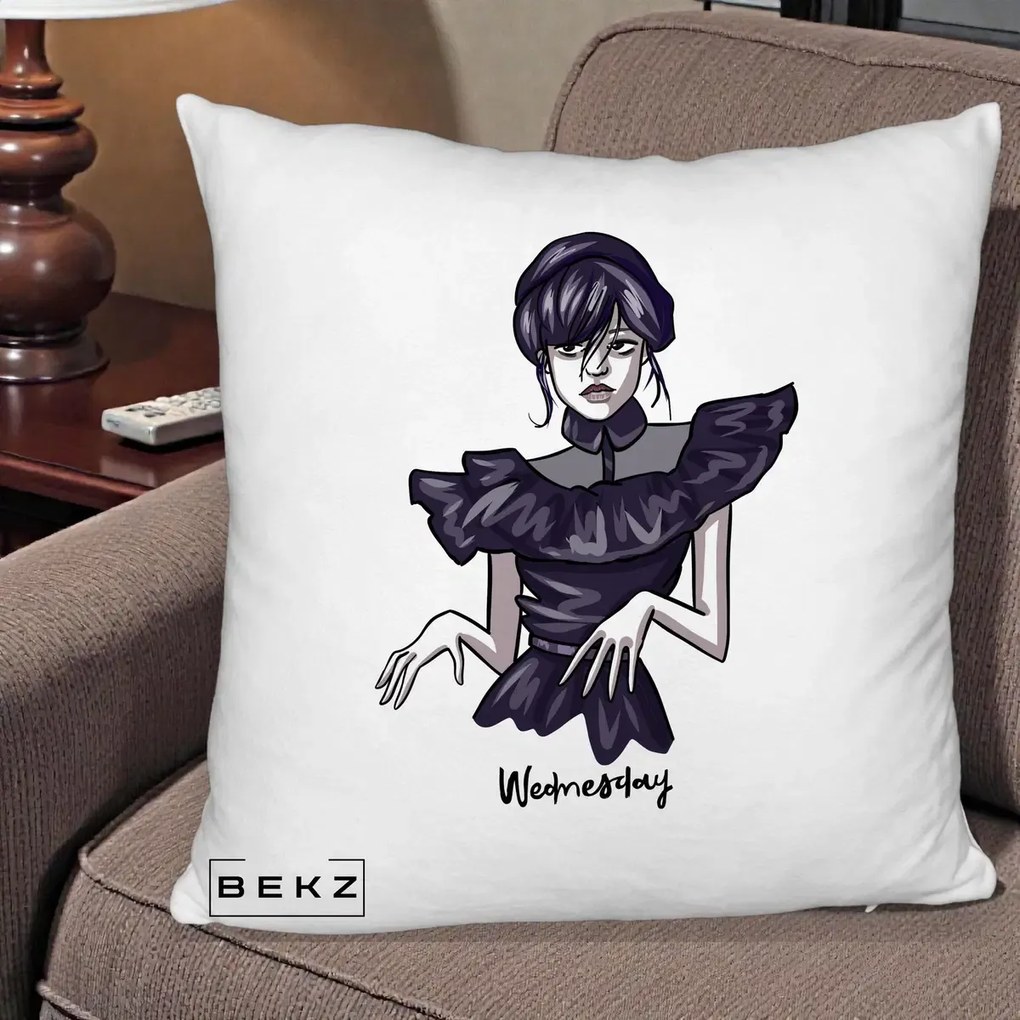 Perna Personalizata Wednesday Addams Dans Gotic, 40x40 cm, Alb Pufos, Husa Detasabila, Perna Inclusa, BEKZ®