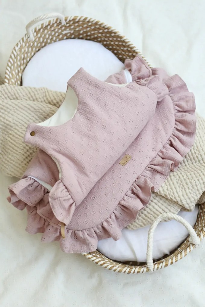Sac de dormit pana la 9 luni, bumbac brodat Roz cu volanase by BabyLy cu umplutura antialergica BabySoft  , marimea S, 2-2,5 TOG pe tot parcursul anului
