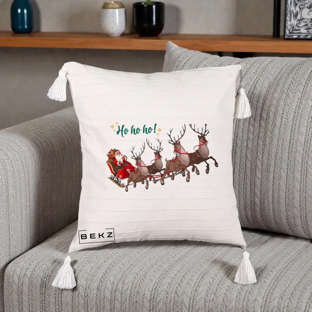 Perna Decorativa Ho Ho Ho Mos Craciun cu Sanie si Reni, 40x40 cm, Bej cu Franjuri, Husa Detasabila, Perna Inclusa, BEKZ®