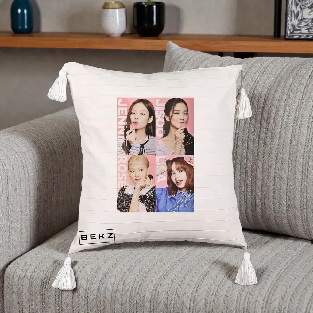 Perna Personalizata K-pop BLACKPINK Colaj 4 Portrete cu Semnature, 40x40 cm, Bej cu Franjuri, Husa Detasabila, Perna Inclusa, BEKZ®