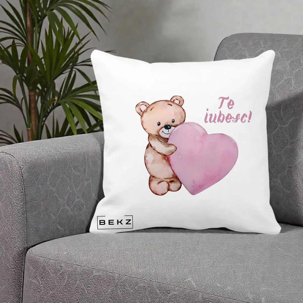 Cadou Romantic - Perna Personalizata Te Iubesc Ursulet cu Inima Roz Acuarela, 40x40 cm, Alba Mata, Husa Detasabila, Perna Inclusa, BEKZ®