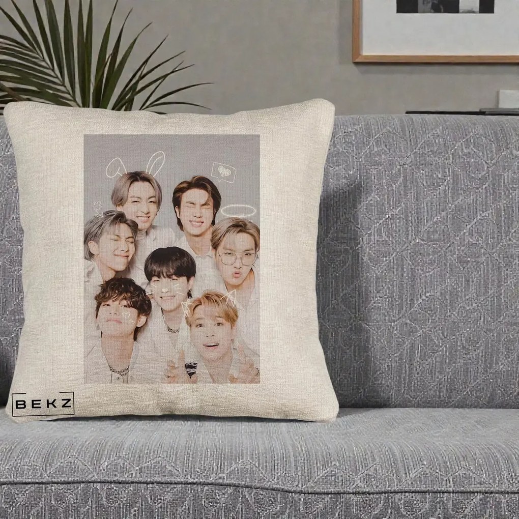 Perna Personalizata K-pop BTS Foto Grup Cute cu Animatii si 7 Membrii, 40x40 cm, Bej Canapea, Husa Detasabila, Perna Inclusa, BEKZ®