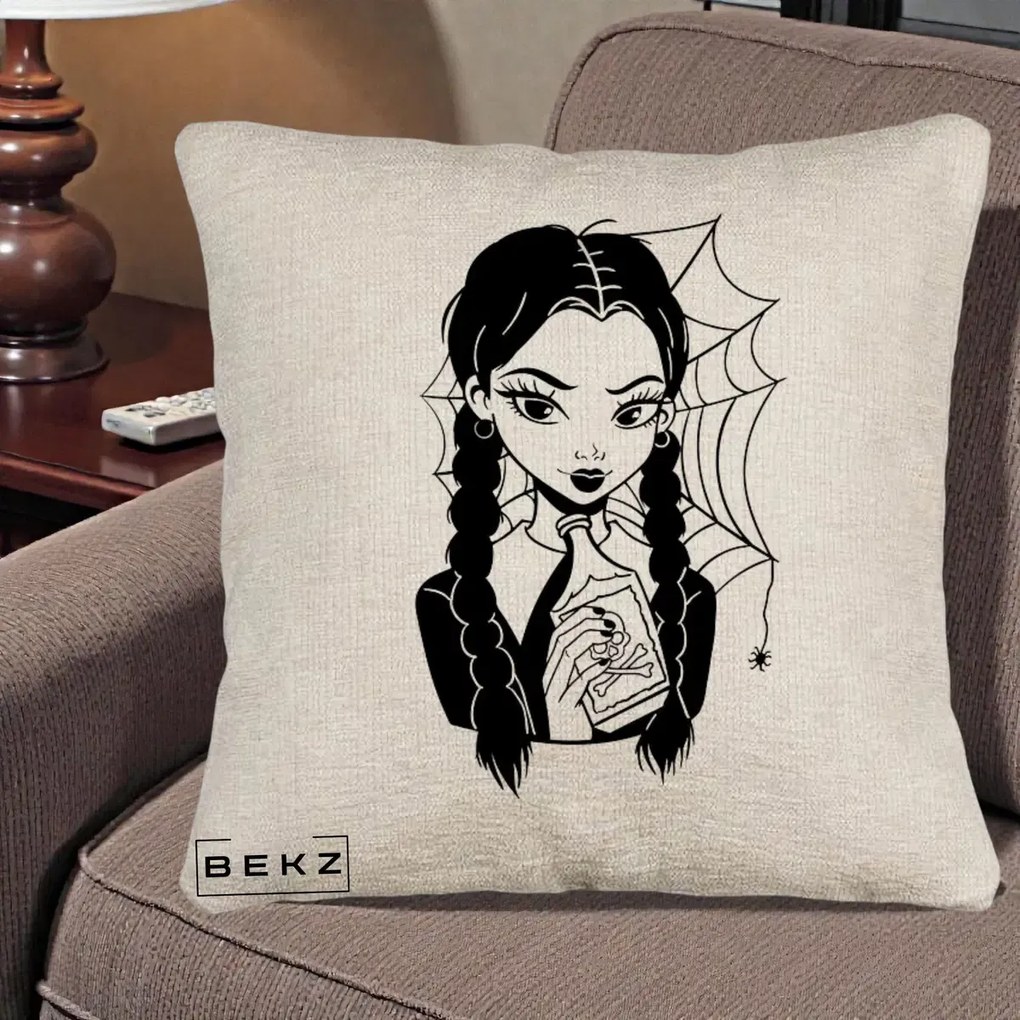 Perna Personalizata Wednesday cu Panza de Paianjen, 40x40 cm, Bej Canapea, Husa Detasabila, Perna Inclusa, BEKZ®