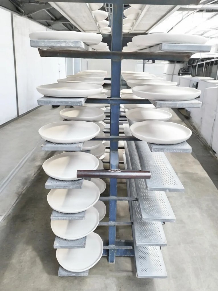 Set Farfurii 18 piese NOVUM Milk Foam (6 farfurii 26cm, 6 farfurii 21cm, 6 boluri 500ml, glazurat manual)