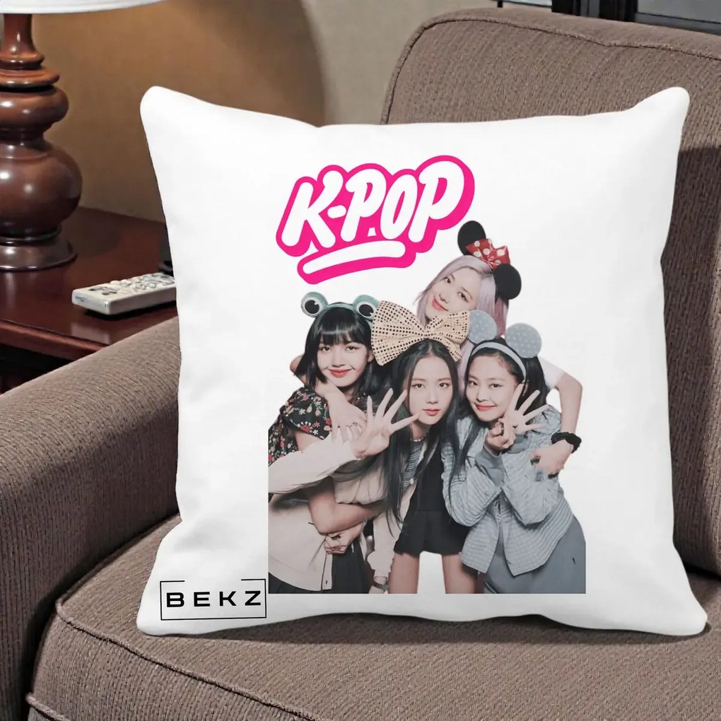 Perna Personalizata BLACKPINK K-Pop Grup Pozitii Amuzante, 40x40 cm, Alba Mata, Husa Detasabila, Perna Inclusa, BEKZ®