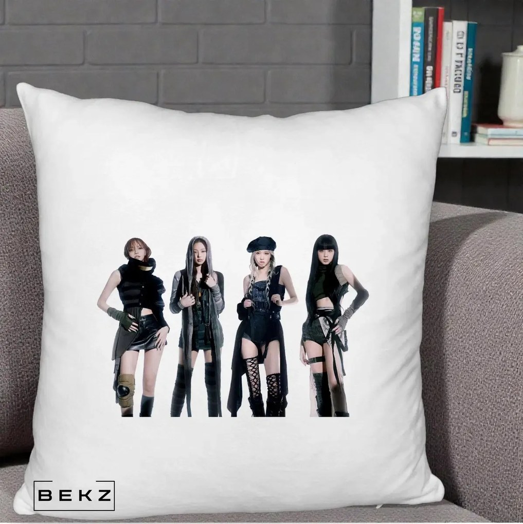 Perna Personalizata K-pop BLACKPINK Tinute Negre Elegante Grup, 40x40 cm, Alb Pufos, Husa Detasabila, Perna Inclusa, BEKZ®