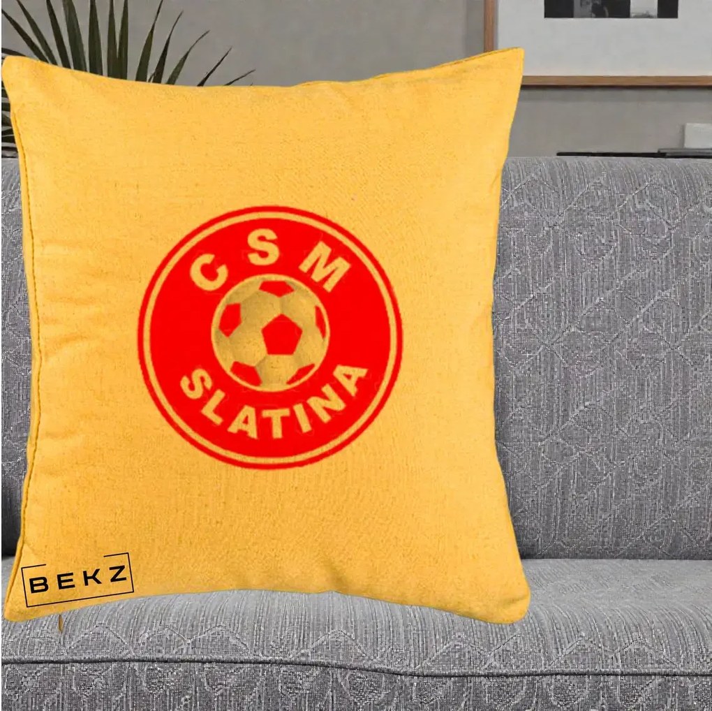 Perna Personalizata CSM Slatina Fotbal, 40x40 cm, Galben, Husa Detasabila, Perna Inclusa, BEKZ®