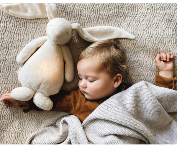 Pluș de îmbrățișat cu sunete și lumină Moonie iepuraș 2.0 organic cappuccino