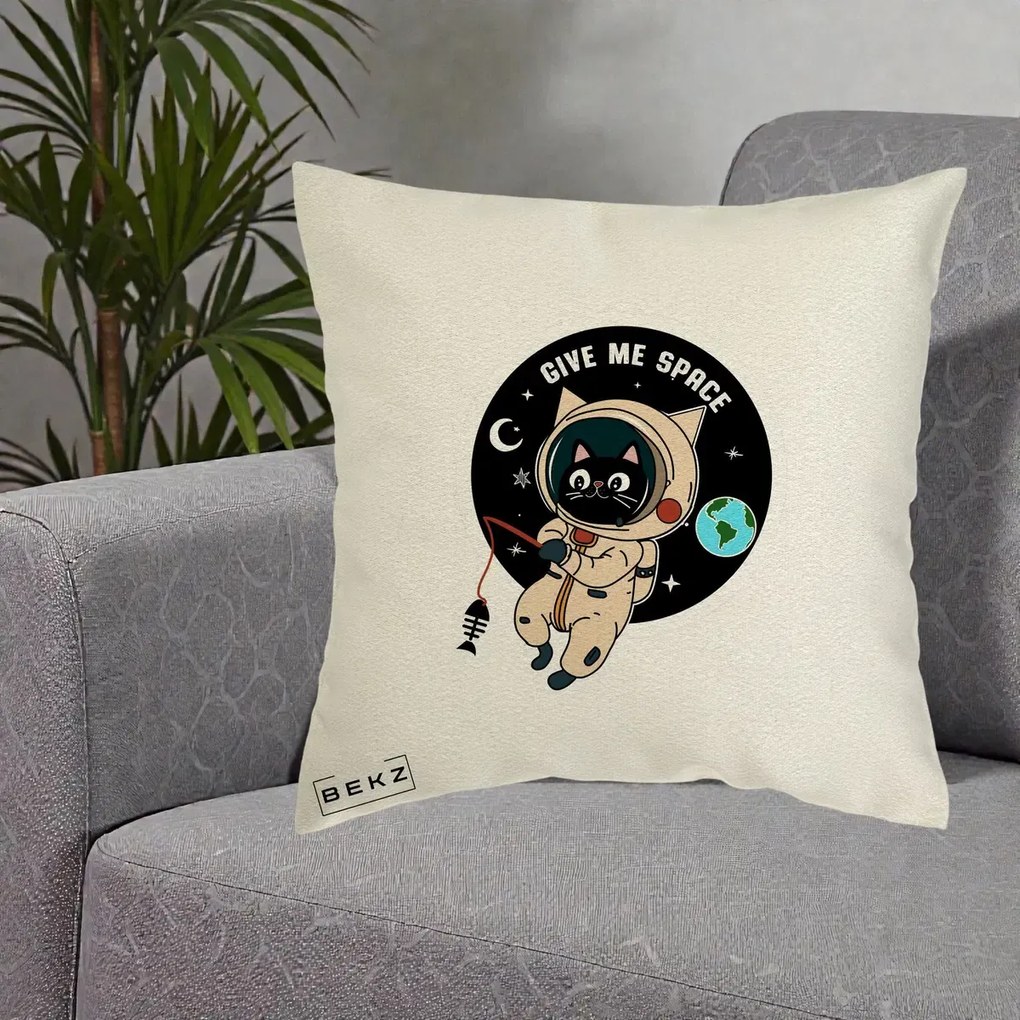 Perna Decorativa Give Me Space Pisica Astronaut, 40x40 cm, Ecru, Husa Detasabila, Perna Inclusa, BEKZ®