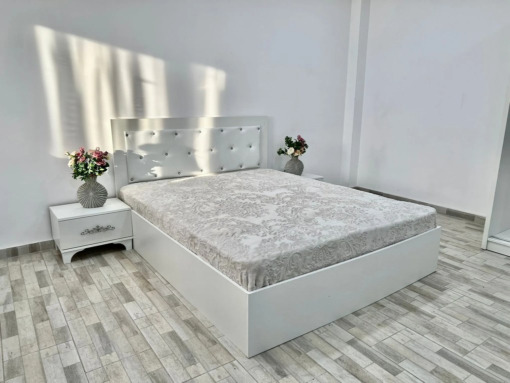 Set pat tapitat Milano, culoare alb, cu 2 noptiere Viena si saltea superortopedica lux 160 x 200 cm