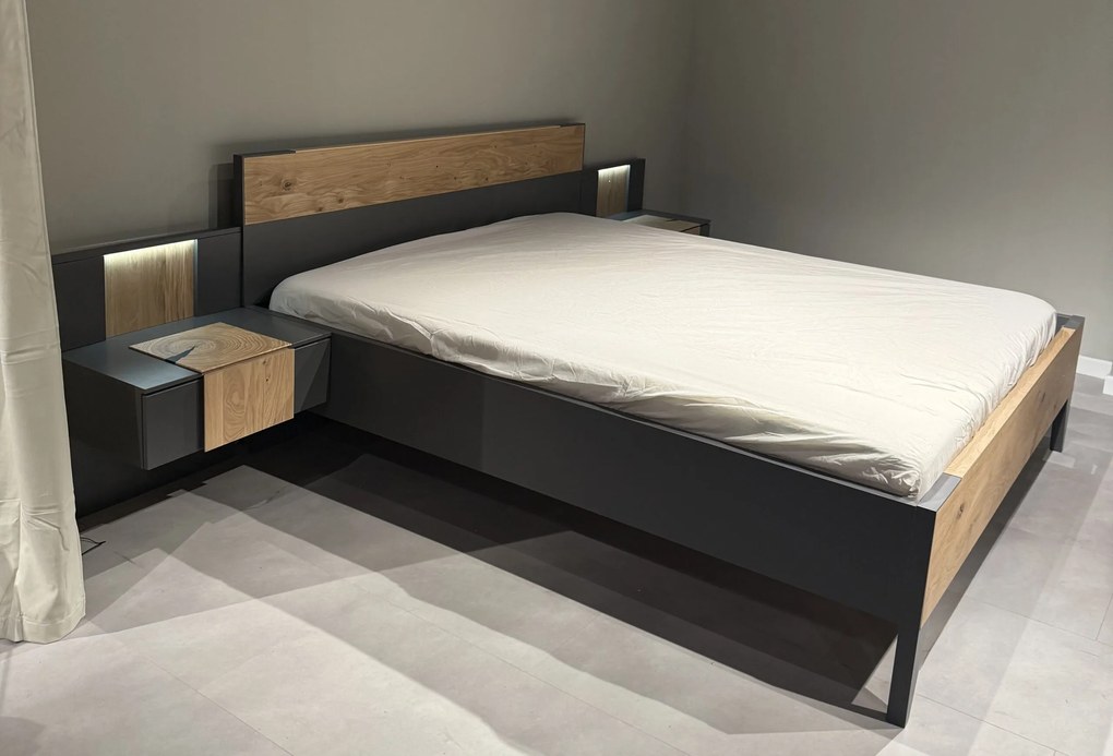 Set dormitor format din 4 piese, material MDF, fronturi sticla și lemn masiv( cadru pat 180x200 cm, 2 noptiere, dulap )