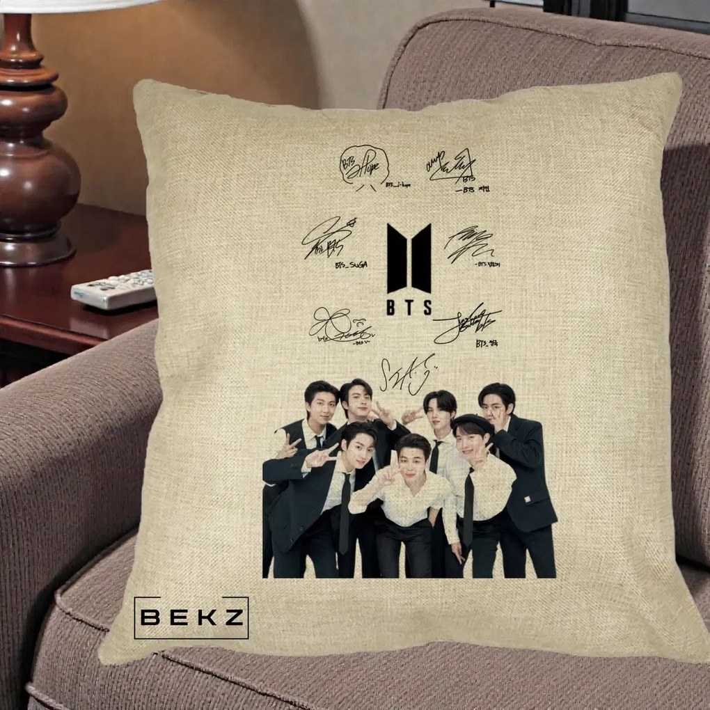 Perna Personalizata K-pop BTS Autografe Toti Membrii cu Fotografie, 40x40 cm, Crem, Husa Detasabila, Perna Inclusa, BEKZ®
