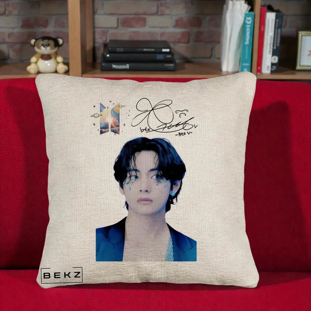 Perna Personalizata K-pop BTS V Taehyung Portret cu Autograf, 40x40 cm, Bej Canapea, Husa Detasabila, Perna Inclusa, BEKZ®