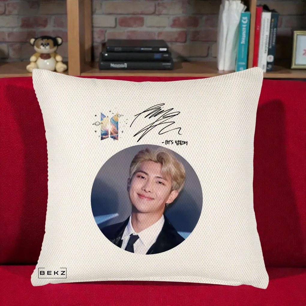 Perna Personalizata K-pop BTS RM Namjoon Portret Cerc cu Autograf, 40x40 cm, Crem Reliefat, Husa Detasabila, Perna Inclusa, BEKZ®