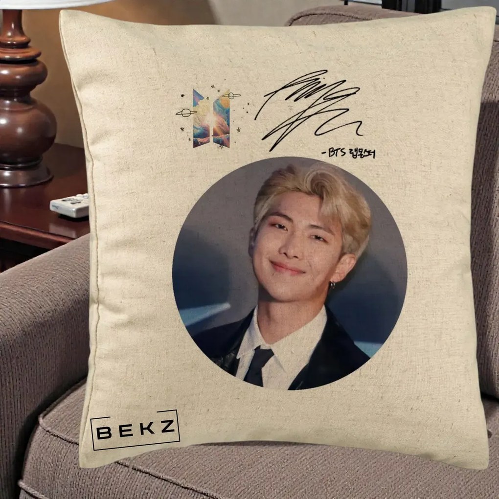 Perna Personalizata K-pop BTS RM Namjoon Portret Cerc cu Autograf, 40x40 cm, Bej, Husa Detasabila, Perna Inclusa, BEKZ®