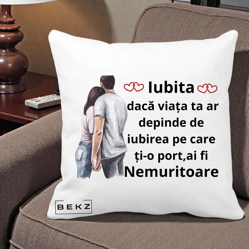 Cadou pentru Iubita - Perna Personalizata Iubita Nemuritoare cu Cuplu Acuarela Roz si Inimi, 40x40 cm, Alba Mata, Husa Detasabila, Perna Inclusa, BEKZ®