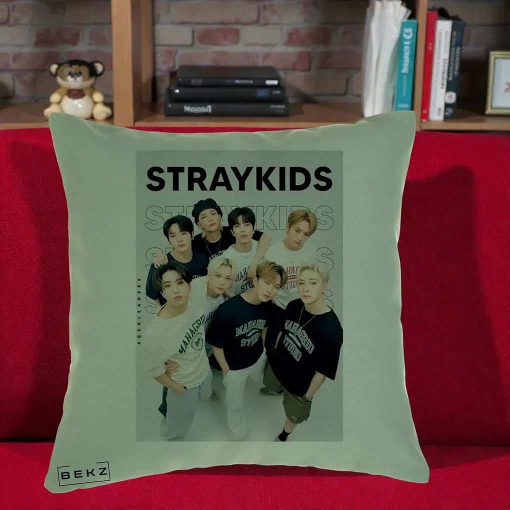 Perna Personalizata K-pop Stray Kids STRAYKIDS Alb-Negru cu Foto Grup, 40x40 cm, Verde, Husa Detasabila, Perna Inclusa, BEKZ®