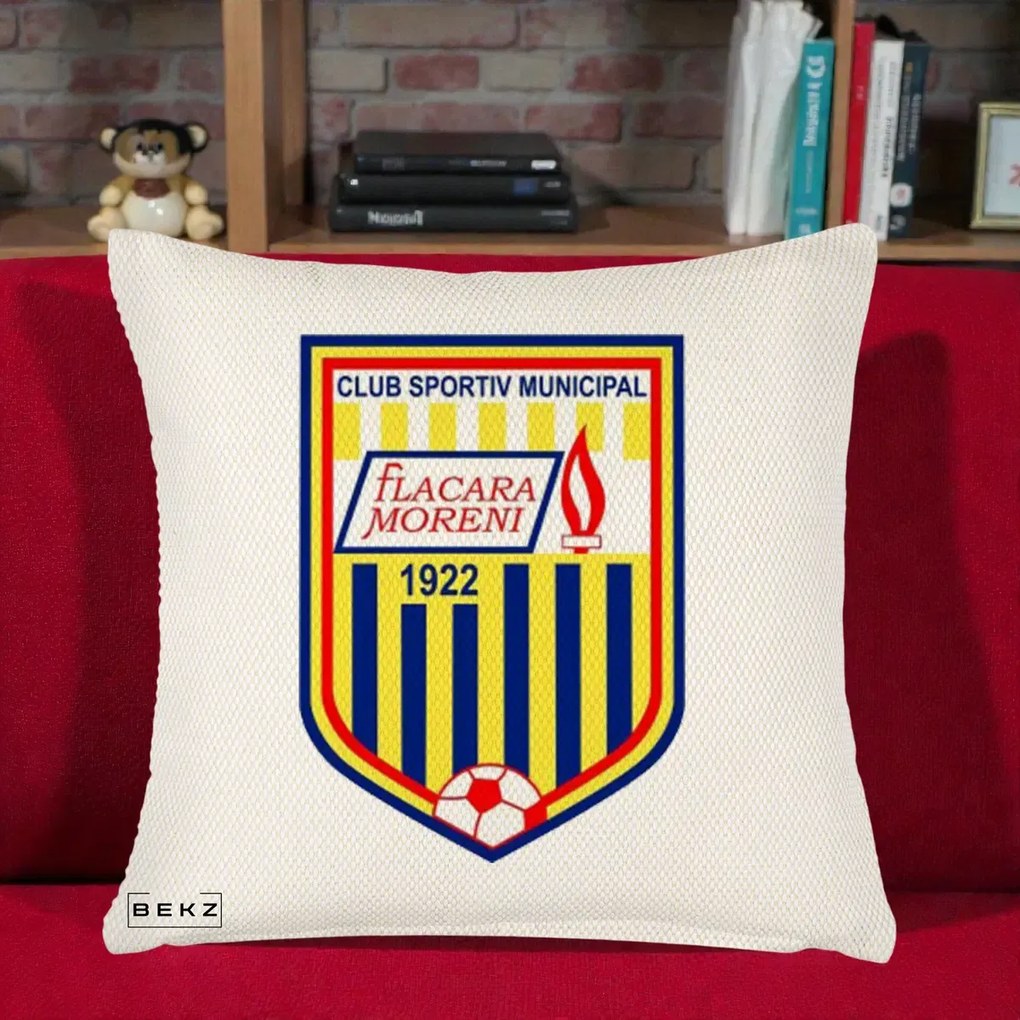 Perna Personalizata CSM Flacara Moreni 1922 Fotbal, 40x40 cm, Crem Reliefat, Husa Detasabila, Perna Inclusa, BEKZ®