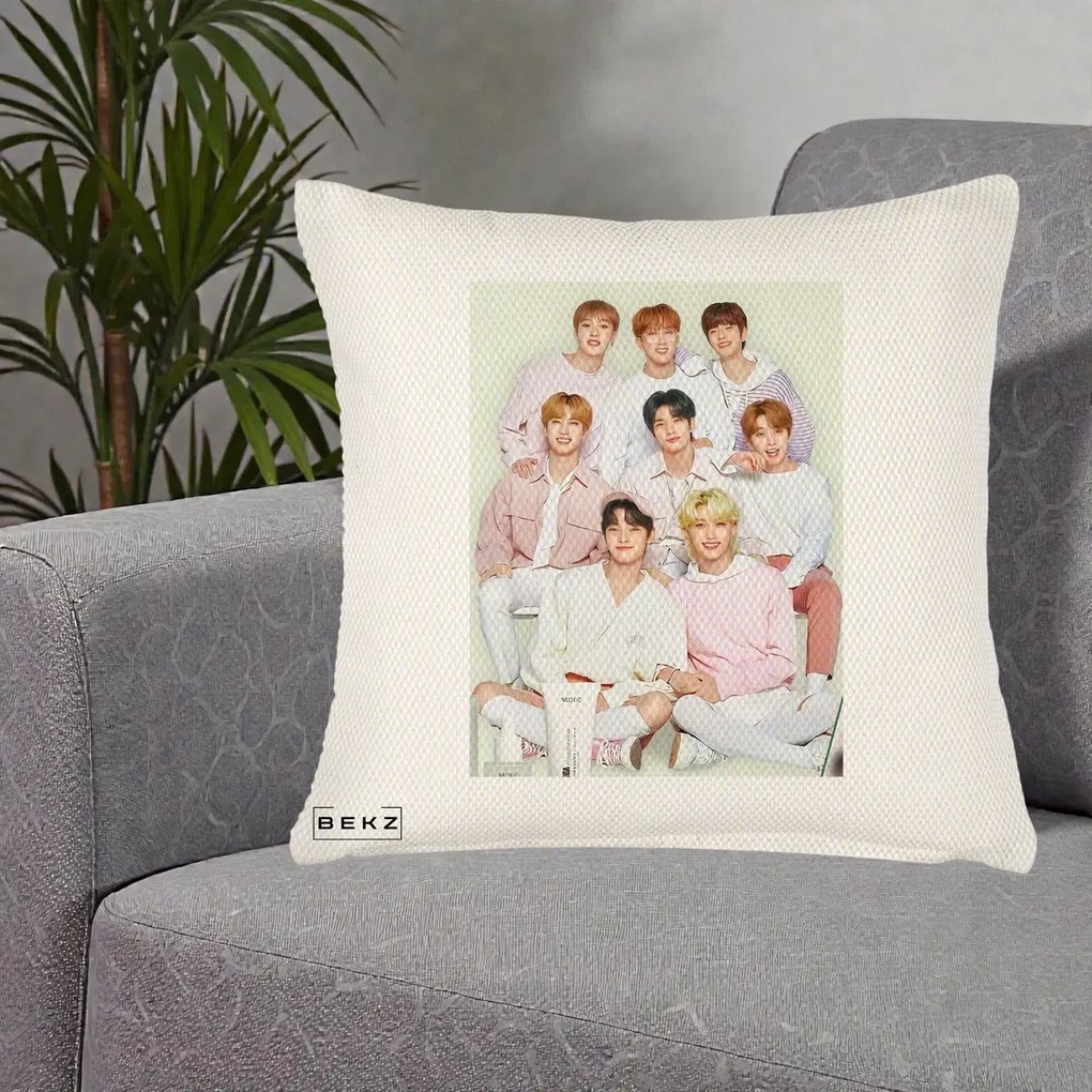 Perna Personalizata K-pop Stray Kids Foto Grup Pastel Roz-Alb cu 8 Membrii, 40x40 cm, Crem Reliefat, Husa Detasabila, Perna Inclusa, BEKZ®